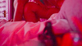 Lui scopa il culo della sua giovane ragazza