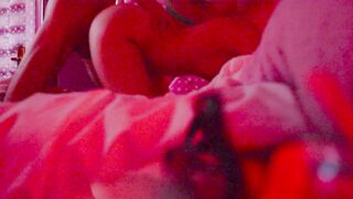 Lui scopa il culo della sua giovane ragazza