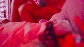 Lui scopa il culo della sua giovane ragazza