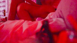 Lui scopa il culo della sua giovane ragazza