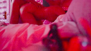 Lui scopa il culo della sua giovane ragazza