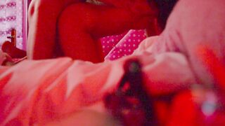 Lui scopa il culo della sua giovane ragazza