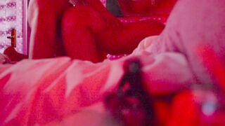 Lui scopa il culo della sua giovane ragazza