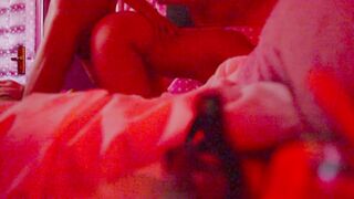 Lui scopa il culo della sua giovane ragazza