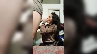 Bella brunetta succhia un cazzo enorme per colazione