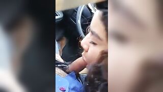 Lei che me lo succhia in macchina