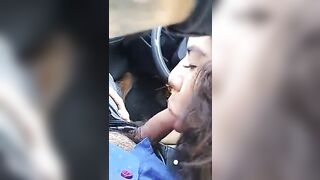 Lei che me lo succhia in macchina