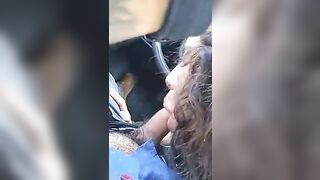 Lei che me lo succhia in macchina