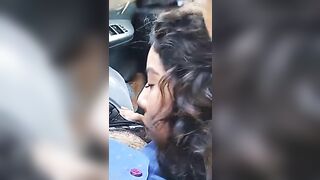 Lei che me lo succhia in macchina