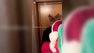 Il babbo bastardo soddisfa le bocche di due pompinare