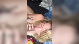 Biondina italiana gusta un bel cazzone nero odoroso e poi lo prende dentro