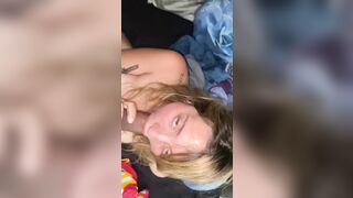 Biondina italiana gusta un bel cazzone nero odoroso e poi lo prende dentro