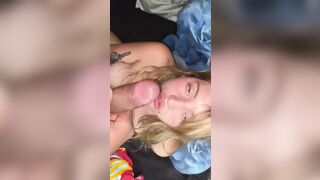 Anteprima del video: Biondina italiana gusta un bel cazzone nero odoroso e poi lo prende dentro