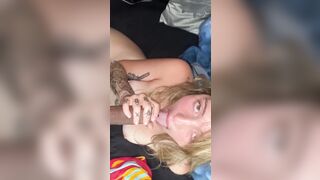 Biondina italiana gusta un bel cazzone nero odoroso e poi lo prende dentro