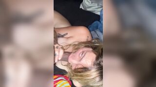 Biondina italiana gusta un bel cazzone nero odoroso e poi lo prende dentro