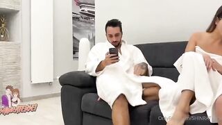 Sventola italiana se la spassa col boy e l'amichetta bisex