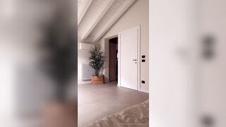 Ragazza dai capelli ricci scopata in culo prima volta nella vita