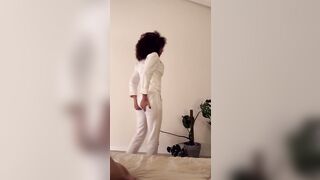 Ragazza dai capelli ricci scopata in culo prima volta nella vita