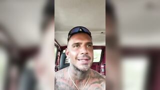 Scopatore italiano seriale fa un selfie con amica tettona