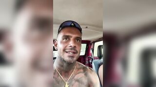 Scopatore italiano seriale fa un selfie con amica tettona