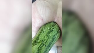 Il mio master mi infila una zucchina in culo