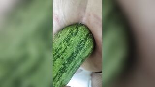 Il mio master mi infila una zucchina in culo