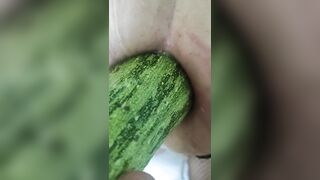 Il mio master mi infila una zucchina in culo