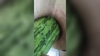 Il mio master mi infila una zucchina in culo