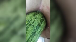 Il mio master mi infila una zucchina in culo