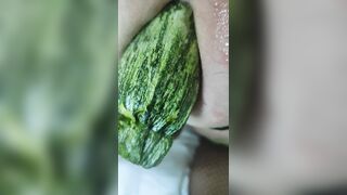 Il mio master mi infila una zucchina in culo