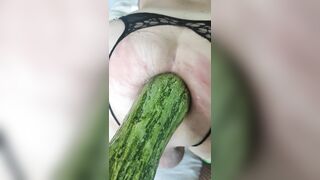 Il mio master mi infila una zucchina in culo