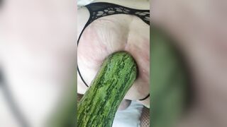 Il mio master mi infila una zucchina in culo