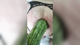 Il mio master mi infila una zucchina in culo