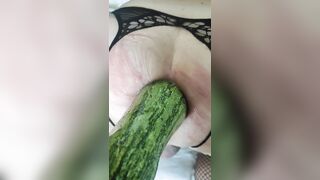 Il mio master mi infila una zucchina in culo