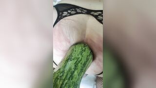 Il mio master mi infila una zucchina in culo