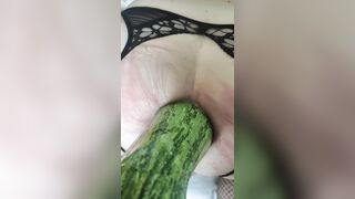 Il mio master mi infila una zucchina in culo