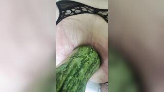 Il mio master mi infila una zucchina in culo