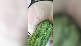 Il mio master mi infila una zucchina in culo