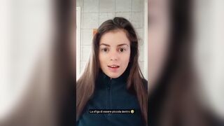 La zoccola con la fica troppo stretta lo prende bello grosso