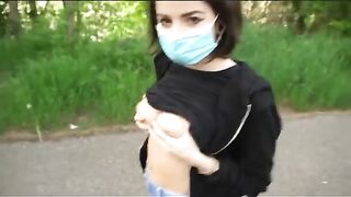 La zoccola con la fica troppo stretta lo prende bello grosso