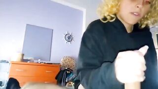 Anteprima del video: Vengo in bocca alla biondina porca davvero brava a succhiare