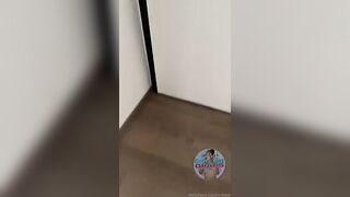 Il vicino di casa porco fa visita alla figlia della vicina