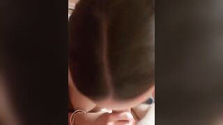 Pompino e sega dalla fidanzatina molto premurosa