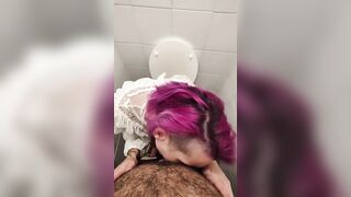 La fidaznata del mio amico mi spompina in bagno dopo cena