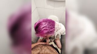 La fidaznata del mio amico mi spompina in bagno dopo cena