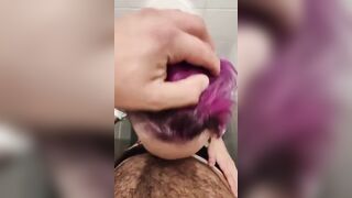 La fidaznata del mio amico mi spompina in bagno dopo cena