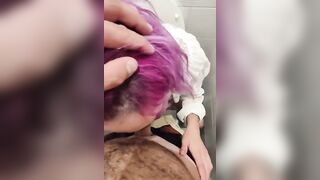 La fidaznata del mio amico mi spompina in bagno dopo cena