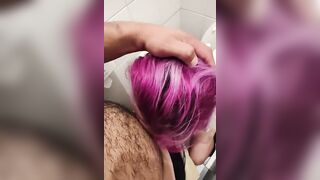 La fidaznata del mio amico mi spompina in bagno dopo cena