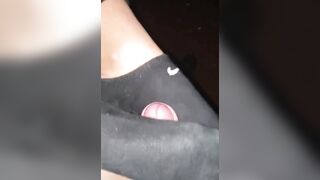 Sega l'uccello di un guradone al parco pubblico