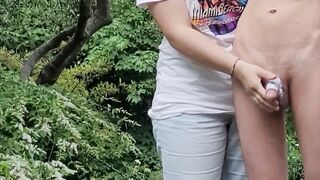 Sega abbastanza breve estiva all'aperto con parecchia gettata di sborra